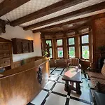 Dworek Oliwski Bed & Breakfast