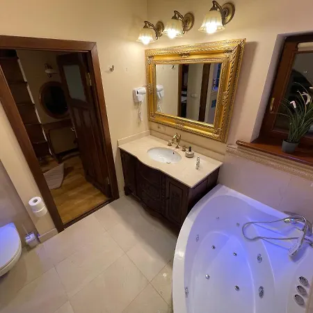 Dworek Oliwski Bed & Breakfast 3*