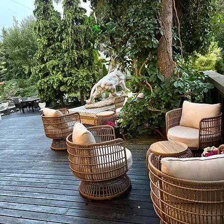 Dworek Oliwski Bed and Breakfast