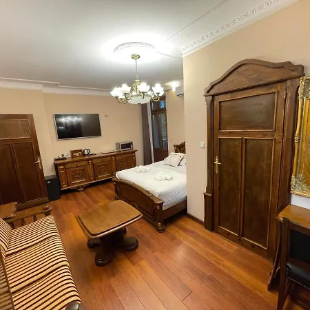 Dworek Oliwski Bed & Breakfast 3*