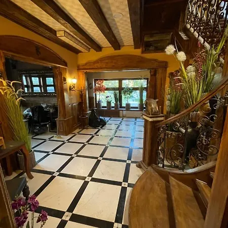 Dworek Oliwski Bed & Breakfast 3*